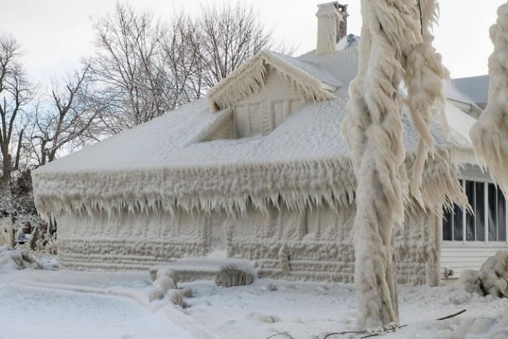 8. Un'intera casa incastonata nella neve... sembra una scultura!