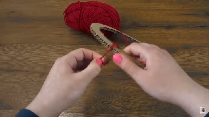 4. Fermate con un nodo ben fermo il filo di lana con cui rivestirete il cerchio