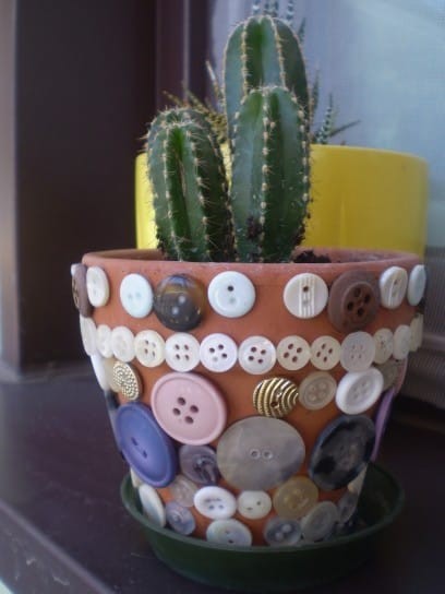 3. Un vaso di terracotta decorato con vecchi bottoni