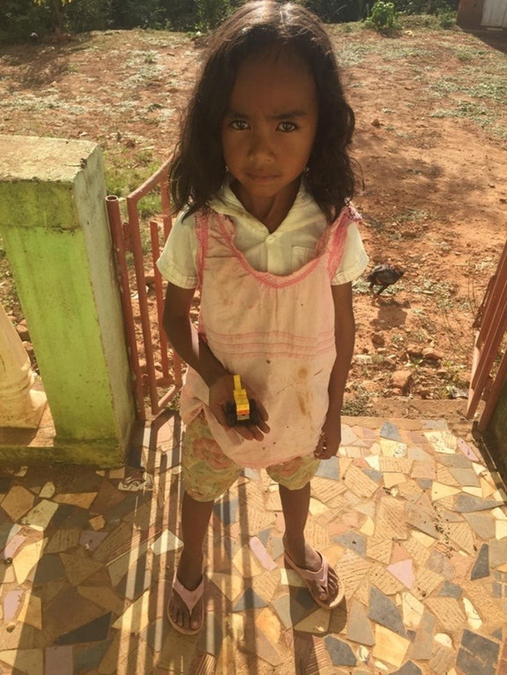 6. Pour cette petite fille de Madagascar, même un petit tracteur LEGO a été un grand jeu pour s'amuser