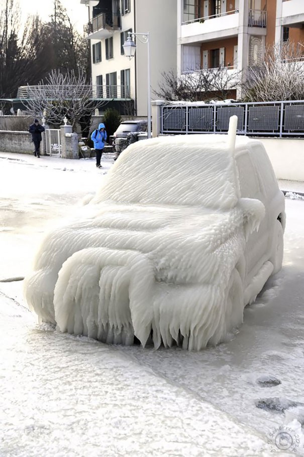 7. Dieses Auto ist unter all dem Eis fast nicht wiederzuerkennen!