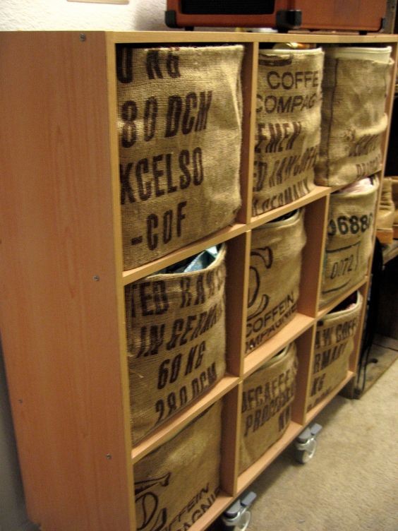 12. I vecchi sacchi di caffè trasformati in cesti per scaffali a giorno
