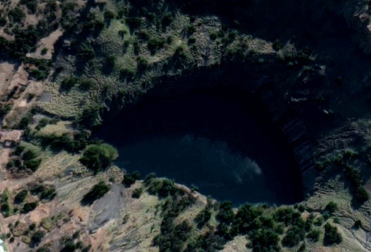 9. Il "Big Hole" in Sudafrica, un'enorme cava per l'estrazione di diamanti creata dall'uomo