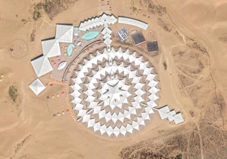 10. Un hotel di lusso in mezzo al deserto, in Cina