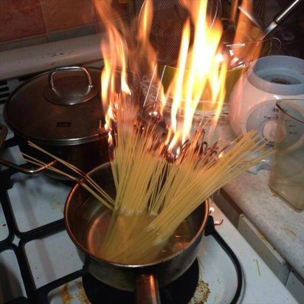 1. Cosa potrebbe andare storto cucinando un piatto di spaghetti? Tutto...