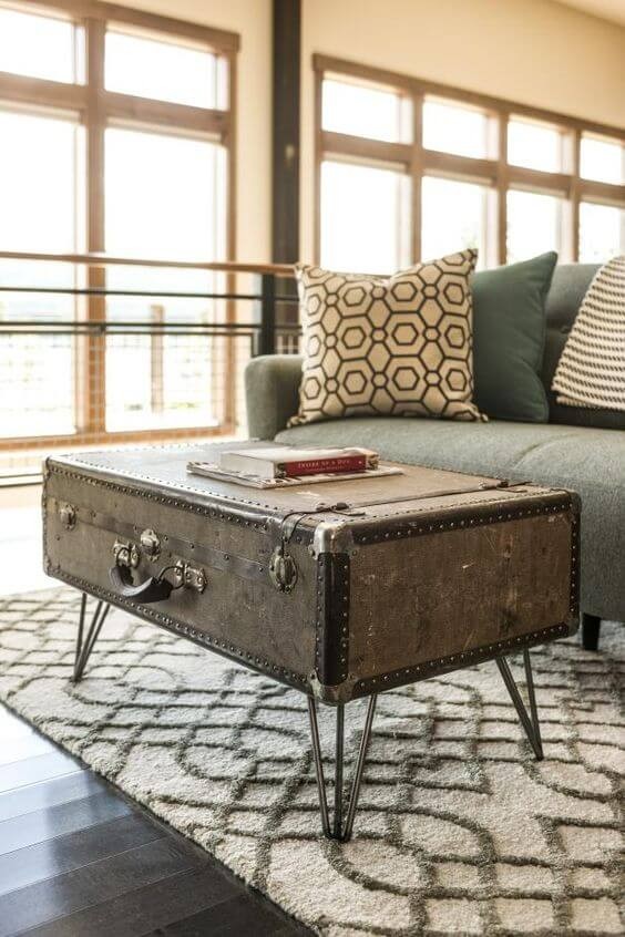 5. Una valigia trasformata in un tavolino da salotto