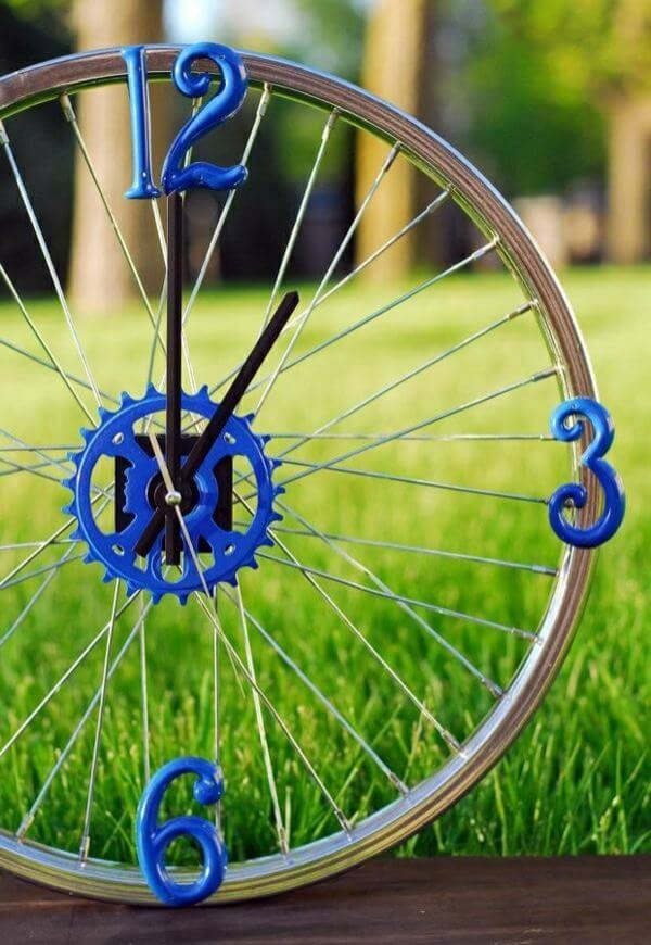 9. Una ruota di bici diventa un orologio, perfetto anche all'esterno