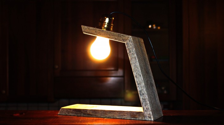 1. Una lampada da tavolo semplice e moderna