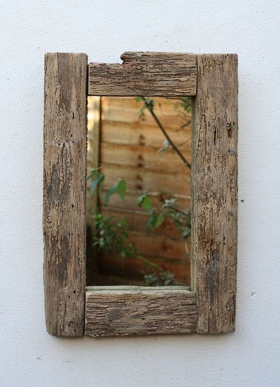 13. La cornice di questo specchio è realizzata con legno di recupero