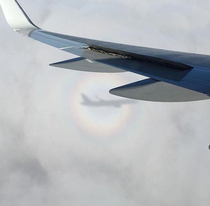 L'ombra dell'aereo che si staglia tra le bianche nuvole...semplicemente spettacolare!
