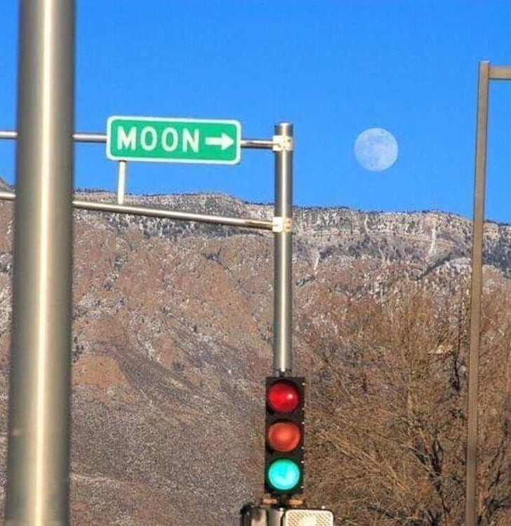 Zum Mond... nach rechts!