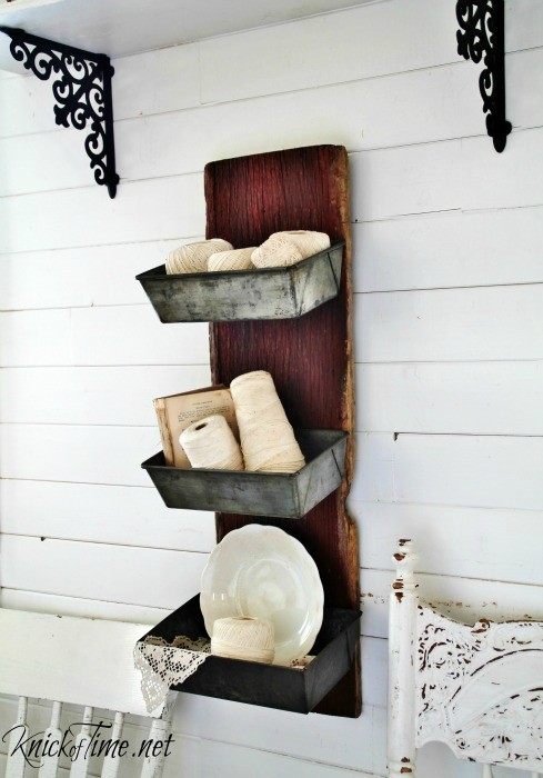 11. Una vecchia pala di legno con vaschette di metallo come ripiani, ideale per un balcone o un patio