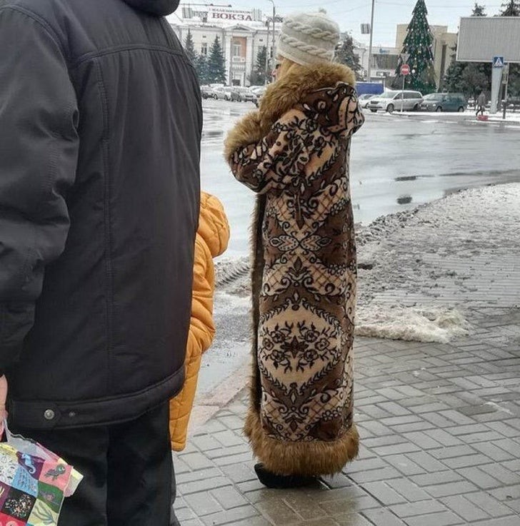 10. Wer hat diesen Mantel entworfen?