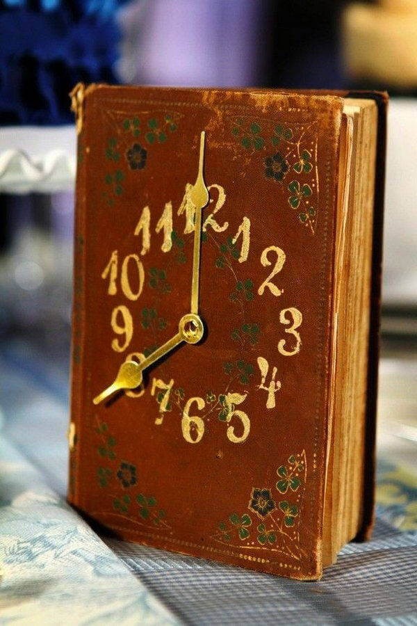 4. Un vecchio libro rilegato trasformato in un simpatico orologio