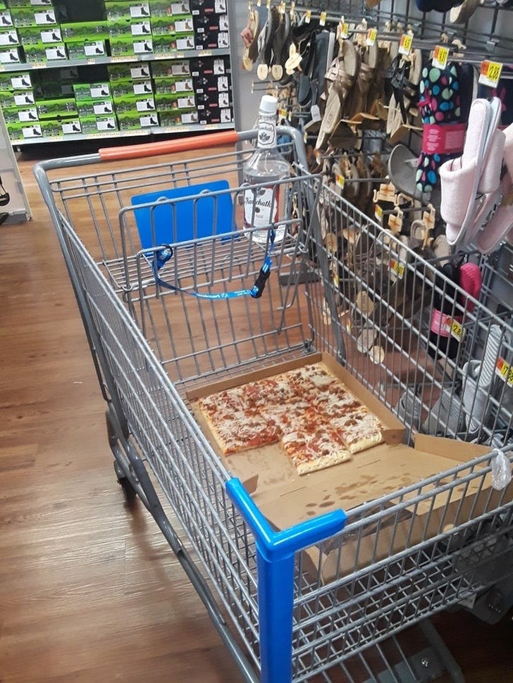 9. Quando hai così tanta fame che finisci per mangiare la pizza direttamente nel carrello della spesa del supermercato.