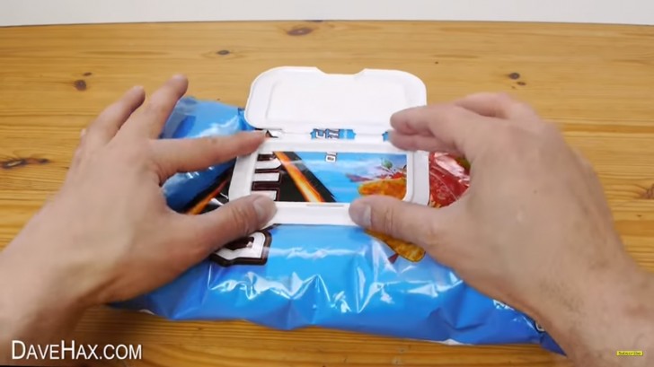 3. Applicate il coperchio al centro del sacchetto di snack