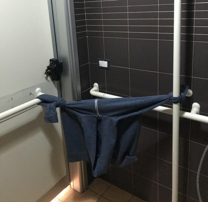 5. Si la serrure de la porte des toilettes publiques est cassée, il faut être inventifs !