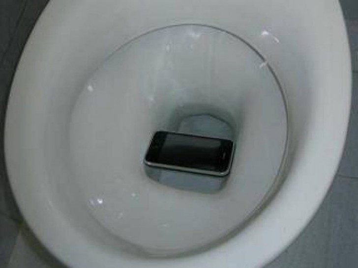 Quand vous mettez votre téléphone portable dans la poche arrière de votre pantalon... mais qu'il est assez gros pour ne pas finir dans les toilettes. OUF !
