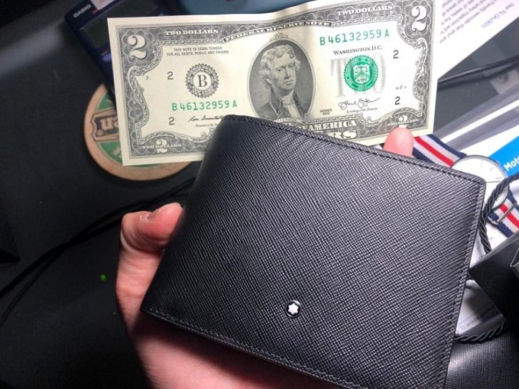 Ce portefeuille est vendu avec un billet de 2 dollars chanceux à l'intérieur !
