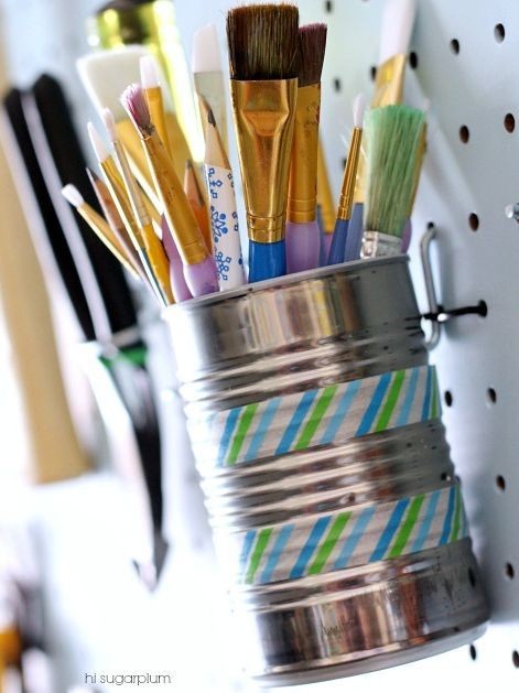 4. Vecchie lattine attaccate al muro sono ideali per organizzare matite, pennarelli e pennelli