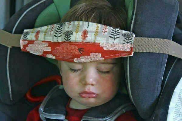 14. Una fascia in tessuto per tenere ferma la testa dei bimbi durante i viaggi in auto