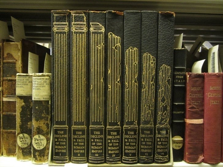 11. Die Grafiken dieser Bände erinnern an den Titel der Serie: "Niedergang und Fall des Römischen Reiches".
