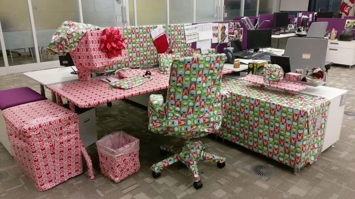 8. Quando il tuo collega aggiunge un tocco natalizio alla sua scrivania..