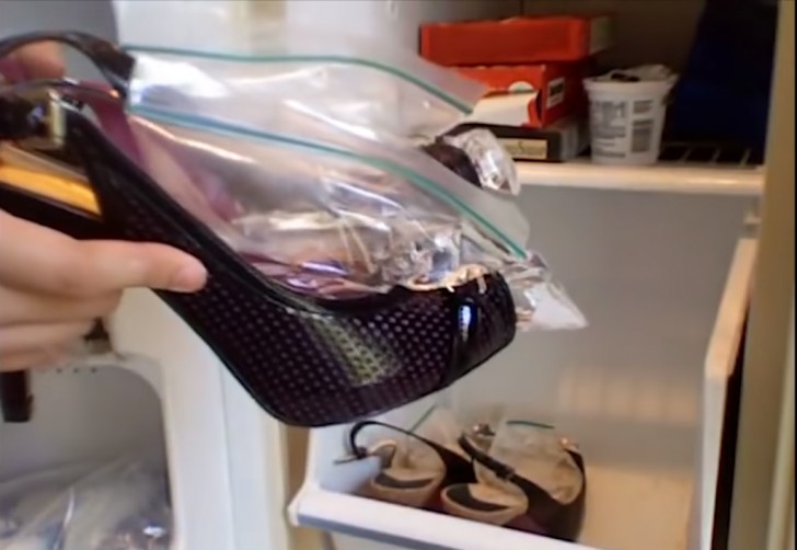 3. Mettete le scarpe in freezer, e lasciatele finché l'acqua non si sarà congelata completamente