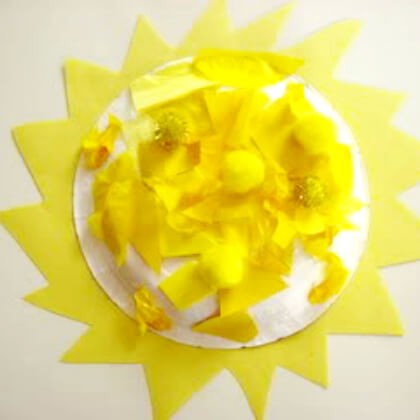 13. Un sole brillante, con carta velina incollata su un piatto rotondo