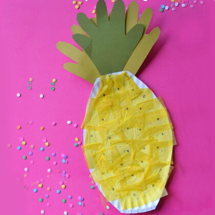 14. Ritagliate un piatto di carta e rivestitelo con quadrati di carta velina gialla per creare un ananas così