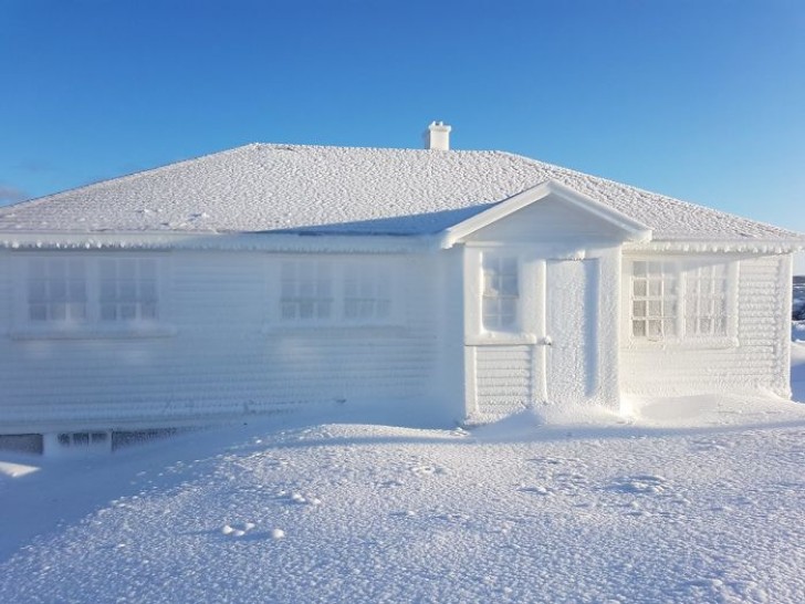 5. La maison a été entièrement recouverte d'une couche de neige.
