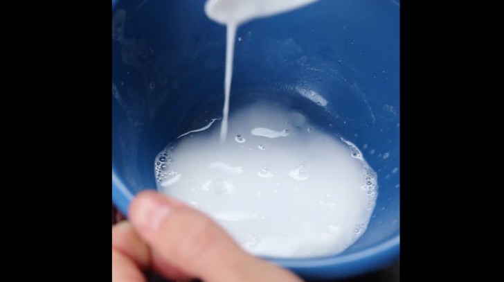 1. Mescolate in una ciotola 1 cucchiaino di bicarbonato, mezzo cucchiaino di acqua e mezzo di acqua ossigenata finché non avranno la consistenza di una pasta