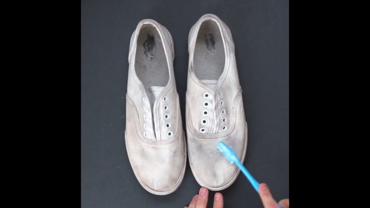 2. Con l'aiuto di uno spazzolino, strofinate il composto su tutta la scarpa