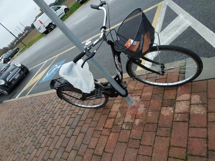 4. Quelqu'un a recouvert le siège du vélo d'un autre avec un sac.