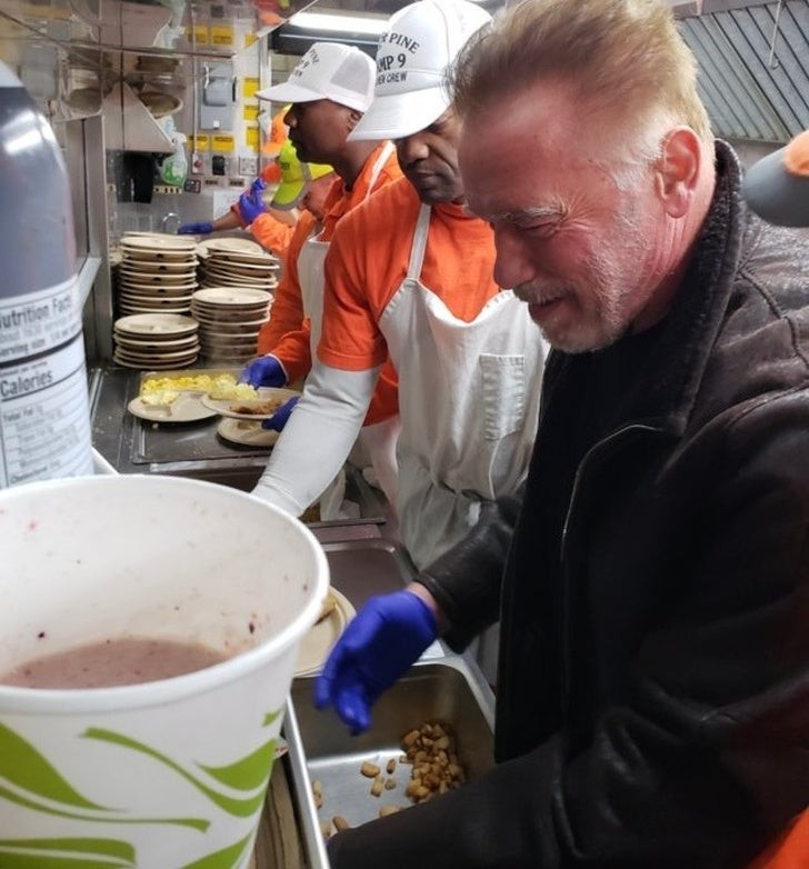 8. Arnold Schwarzenegger prépare des repas pour les sans-abri.