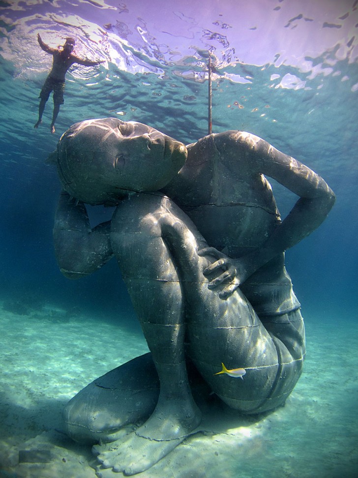 17. Océan Atlantique : immense statue sous-marine d'une jeune fille portant l'océan sur ses épaules.