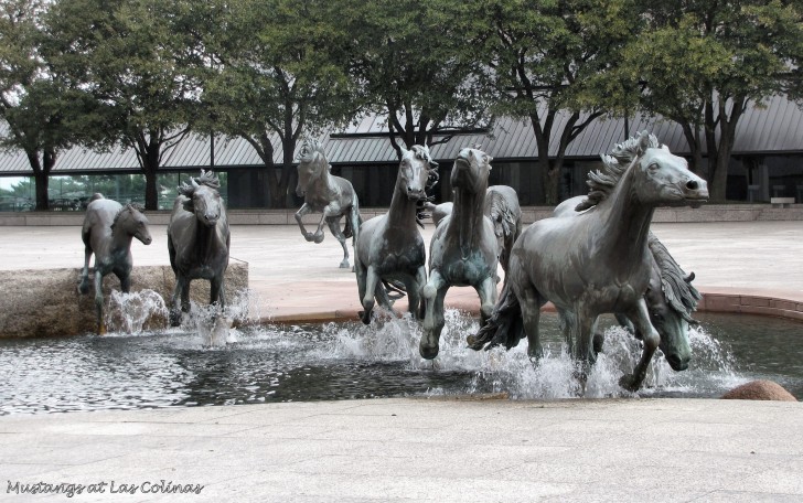 3. Mustangs of Las Colinas di Robert Glen (Texas)