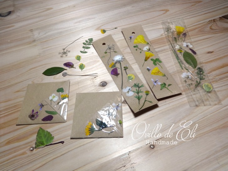 9. Ovviamente, potete anche realizzare segnalibri lunghi con fiori adagiati sulla carta craft e ricoperti da nastro adesivo!