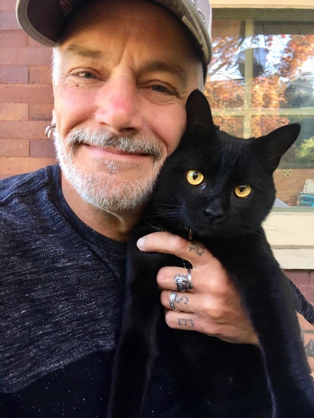 Mon mari est un musicien tatoué qui a toujours détesté les chats. Il a sauvé à contrecœur ce gros chat des rues l'année dernière... et maintenant il est son meilleur ami.