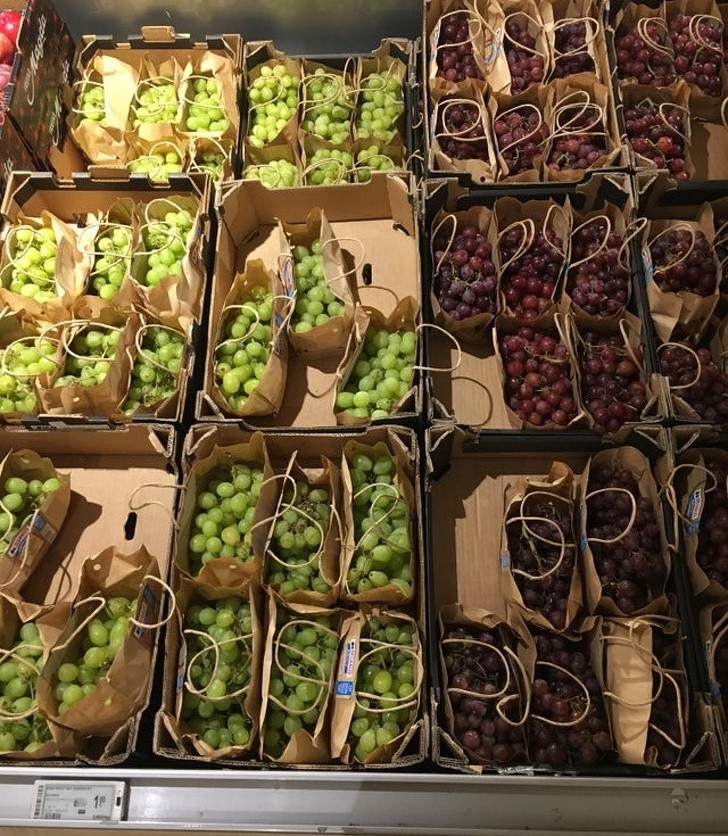 In diesem Supermarkt werden die Trauben in Papiersäcken statt in Plastikverpackungen verkauft.