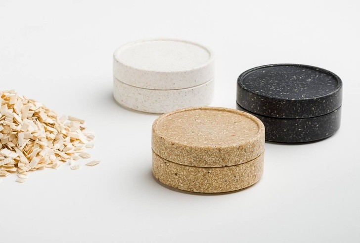 Questa startup finlandese produce contenitori per cosmetici a partire da truciolato e colla: sono resistenti e biodegradabili.