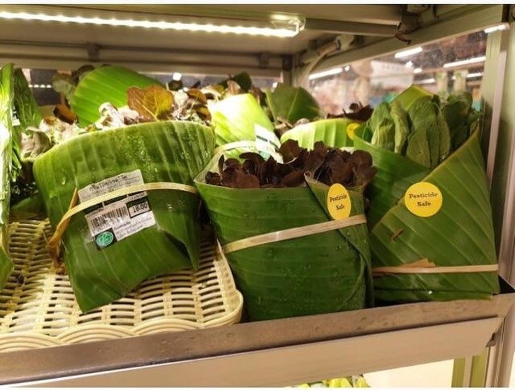 In diesem Supermarkt werden einige Gemüsesorten in Bananenblätter 
