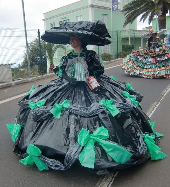 16. Een weelderige jurk... gemaakt van vuilniszakken!