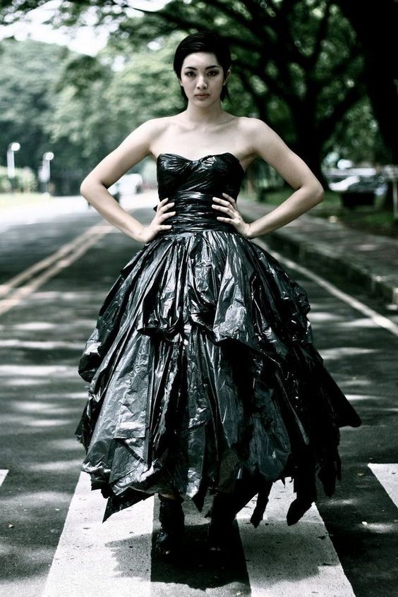 17. Met plastic zakken kun je ook een dergelijke elegante jurk!