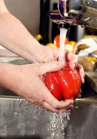 5. Lavate con cura frutta e verdura