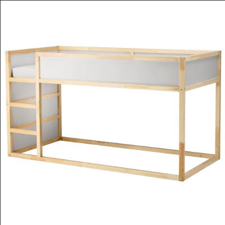 Hier is het Ikea-bed in zijn basisversie. De matras kan omhoog of aan de basis van de structuur worden gemonteerd.