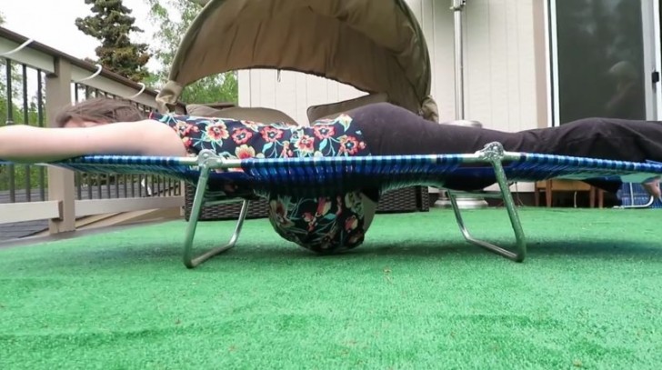 9. Cette femme enceinte a créé un lit de camp qui lui permet de se reposer sur le ventre !