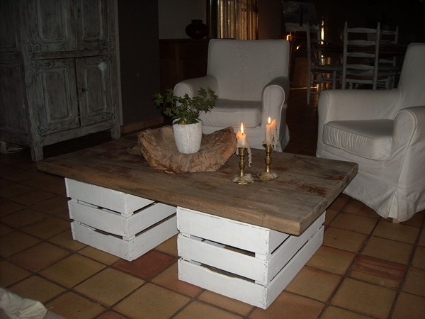 10. Basta un ripiano di legno più importante per creare un tavolino in stile rustico riciclando casse di legno