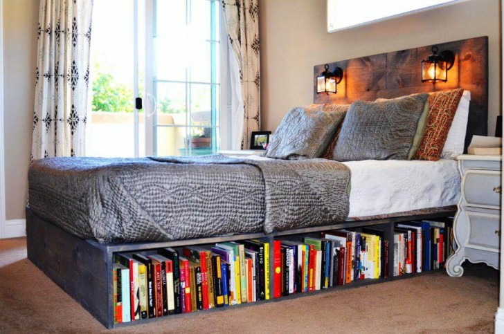 3. Sotto al letto c'è sempre spazio, e con una libreria su misura così arrederete anche in modo originale