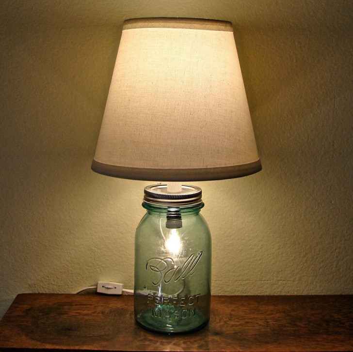 7. Una lampada da tavolo fai-da-te